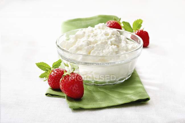 Closeup view of quark in a glass bowl and fresh strawberries — Stock Photo
