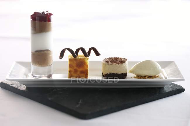 Plateau de dessert mixte — Photo de stock