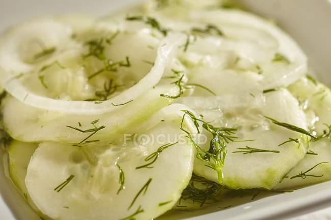 Salada de pepino com cebolas — Fotografia de Stock