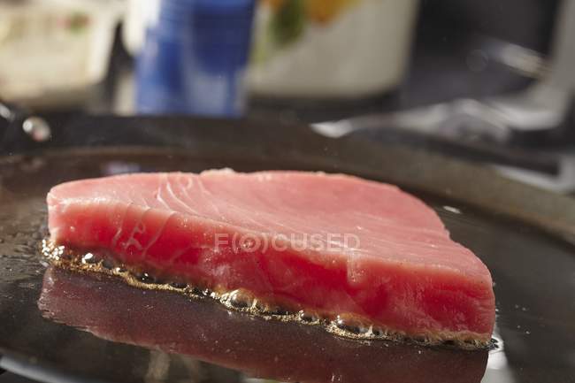Tuna steak searing — Stock Photo