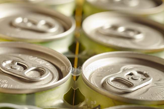 Vista de cerca de las latas de bebidas envasadas - foto de stock