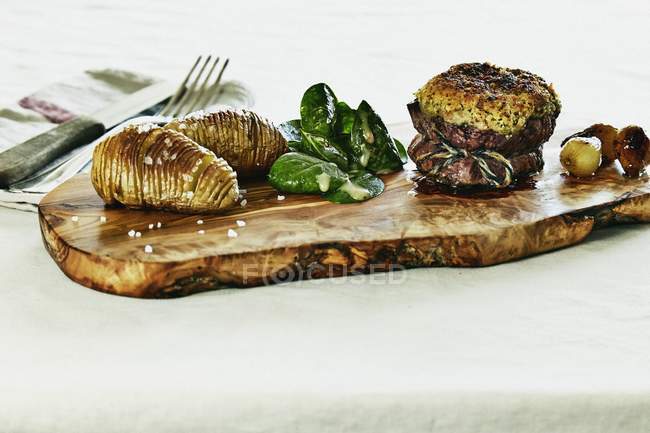 Beef fillet with a tarragon crust — Stock Photo