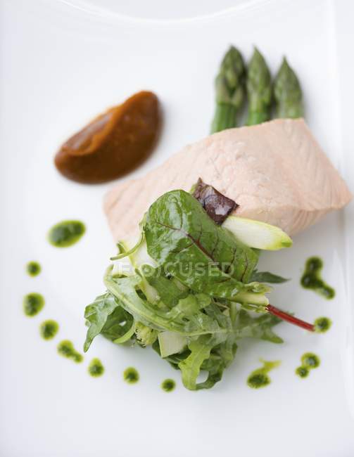 Filete de salmón con espárragos - foto de stock