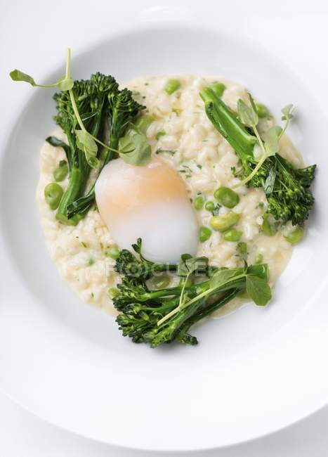 Risotto with broccoli and poached egg — Stock Photo