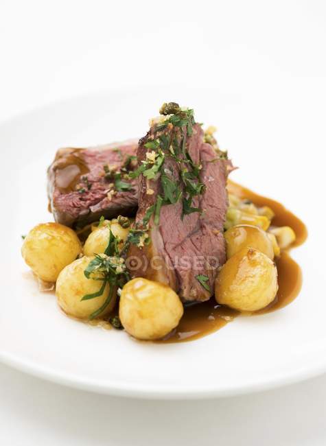 Carne bovina con patate arrosto — Foto stock