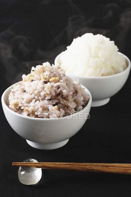 Миски вареного рису — стокове фото