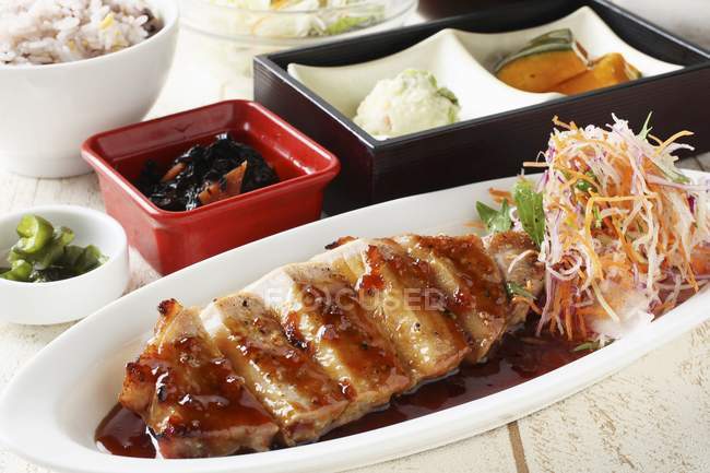 Свиные ребрышки с салатом и рисом — стоковое фото