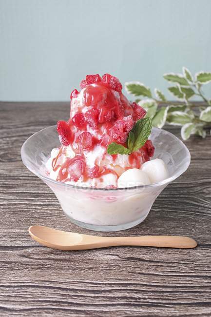 Strawberry ice with rice dumplings — Stock Photo