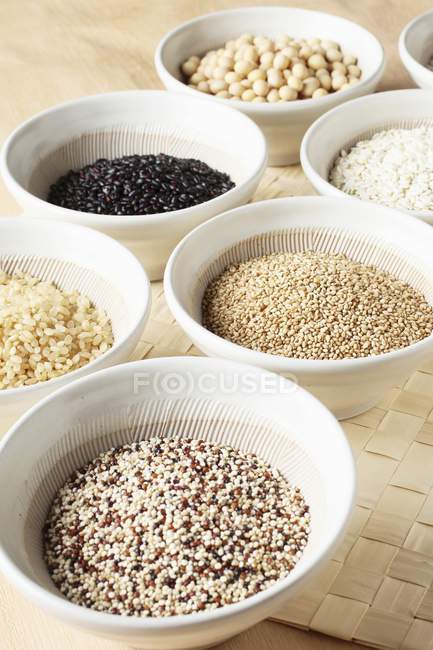 Varios tipos de granos - foto de stock