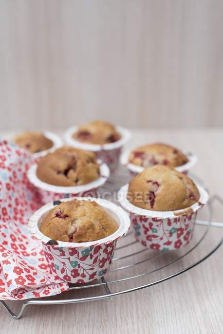 Strawberry muffins on wire rack — Stock Photo