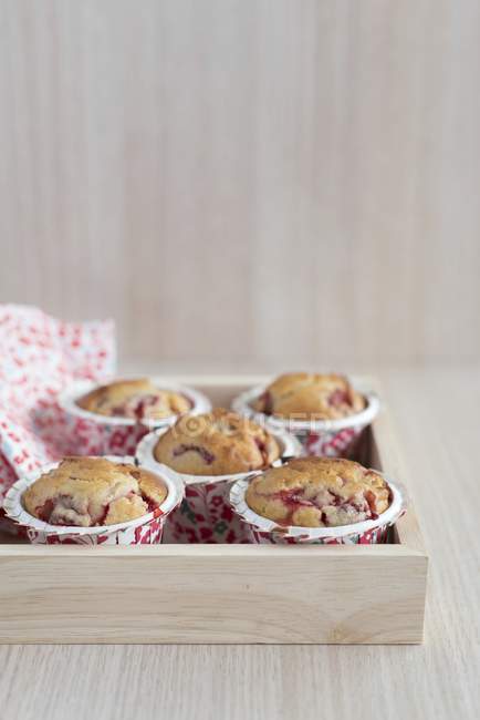 Muffins de morango em bandeja de madeira — Fotografia de Stock
