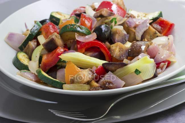 Caponata mit Zucchini auf Teller — Stockfoto