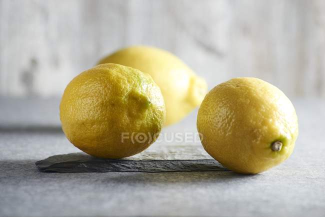 Limones frescos maduros - foto de stock