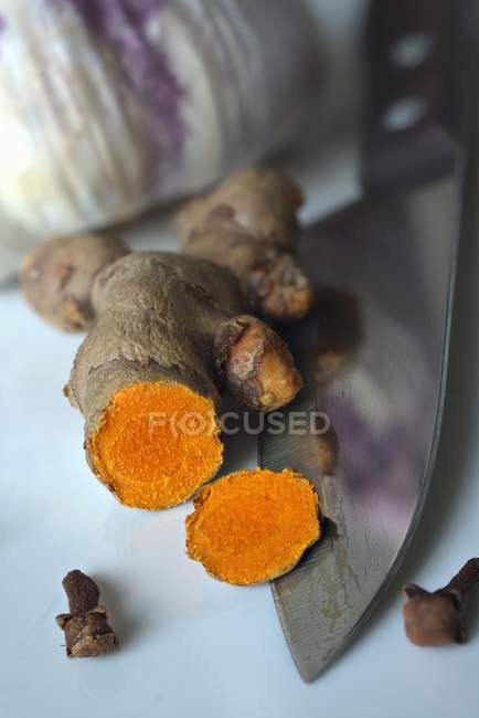 Partly sliced turmeric root — Stock Photo