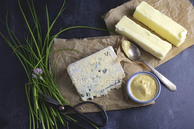 Agencement du beurre sur la surface bleue — Photo de stock