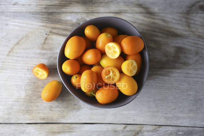 Cuenco de Kumquats frescos - foto de stock