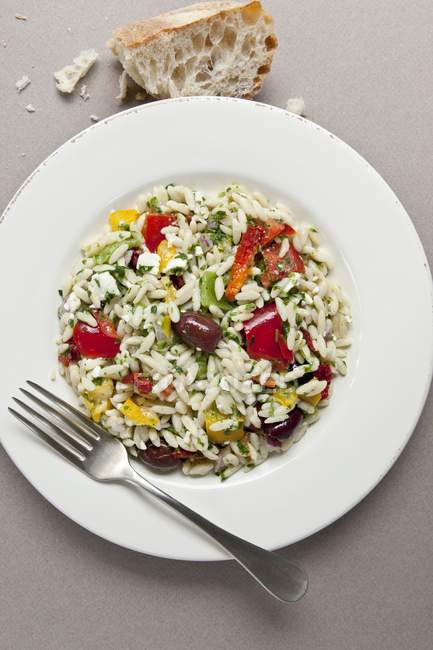 Greek orzo pasta salad with peppers — Stock Photo