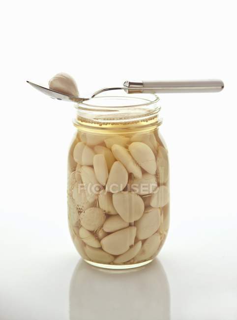 Vaso di spicchi d'aglio sottaceto — Foto stock
