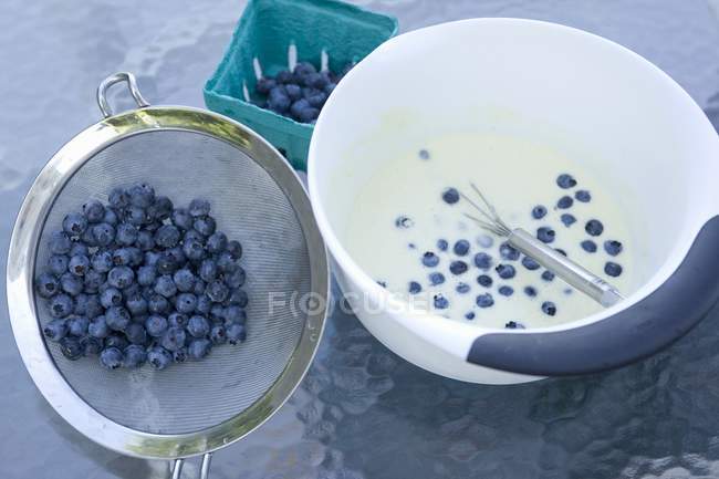 Blaubeer-Pfannkuchen auf Tisch arrangiert — Stockfoto