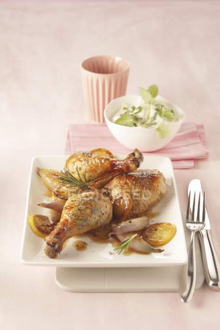 Roasted Lemon chicken with shallots — Stock Photo