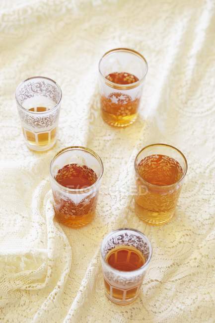 Tè alla menta piperita in bicchieri mediorientali — Foto stock