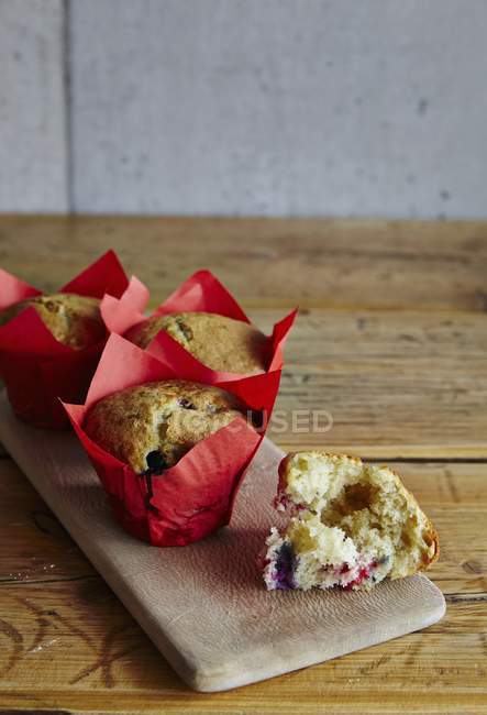 Muffins in roten Papierkisten — Stockfoto