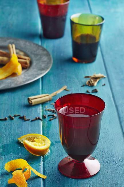 Vasos de té de frutas especiadas - foto de stock