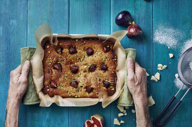 Fig and pistachio tray bake cake — Stock Photo