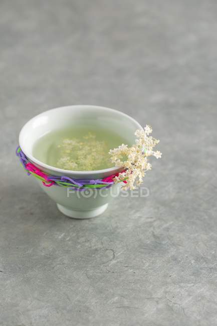 Taza de té de flor de saúco - foto de stock