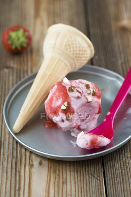 Strawberry ice cream with chopped hazelnuts — Stock Photo