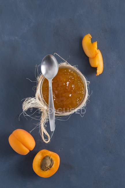 Marmellata di albicocche in vaso con cucchiaio — Foto stock
