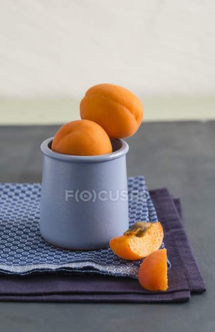 Fresh apricots in mug — Stock Photo