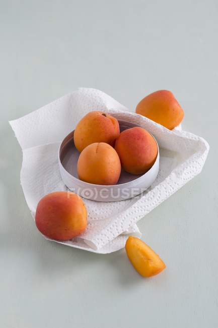 Frische Aprikosen in Schüssel — Stockfoto