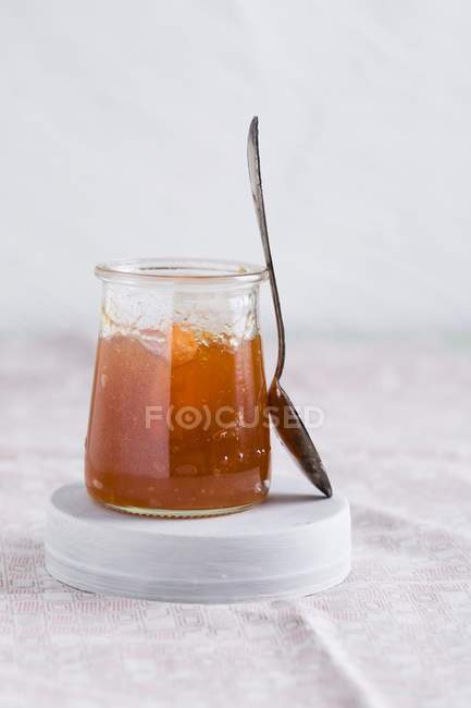 Pot de confiture d'abricot — Photo de stock