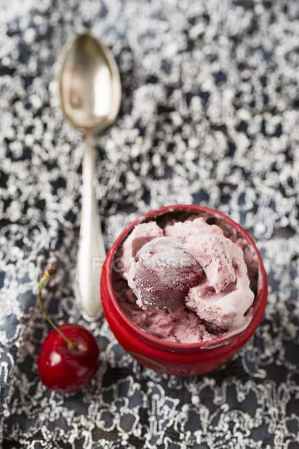 Чаша домашнего вишневого мороженого — стоковое фото