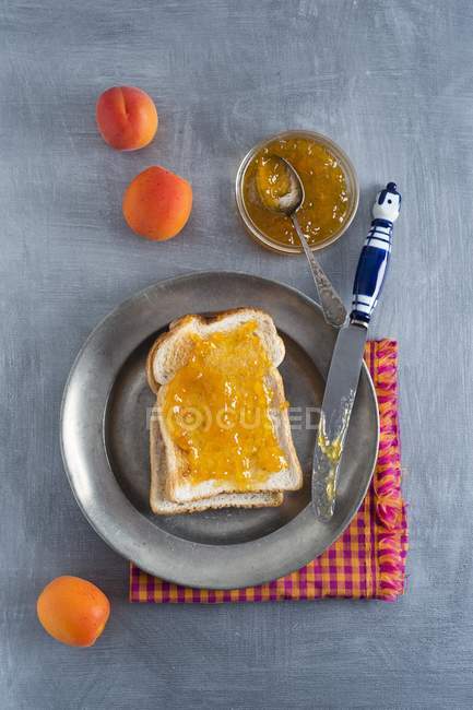 Nahaufnahme von oben auf Toasts mit Marillenmarmelade und Marillen — Stockfoto