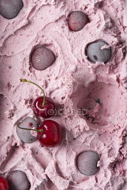 Домашнє вишневе морозиво — стокове фото