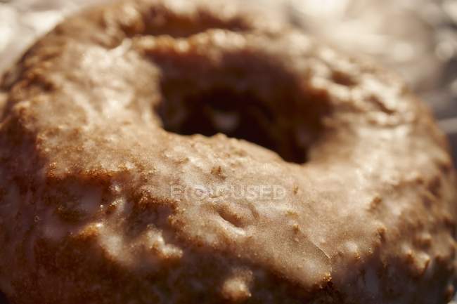 Застеклённый сладкий пончик — стоковое фото