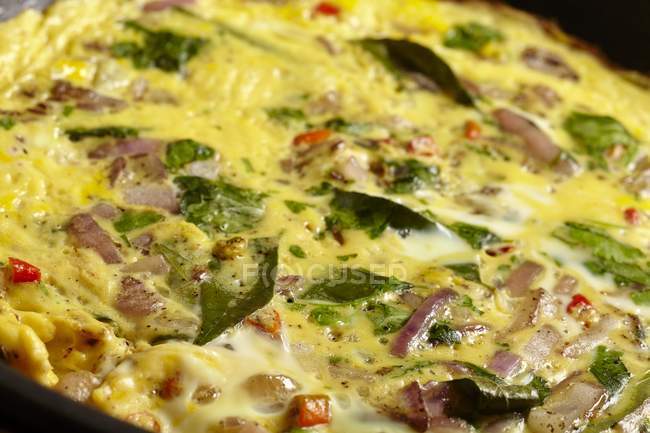 Masala omelette in frying pan — Stock Photo