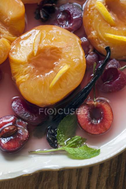 Pochierte Pfirsiche mit Kirschen — Stockfoto