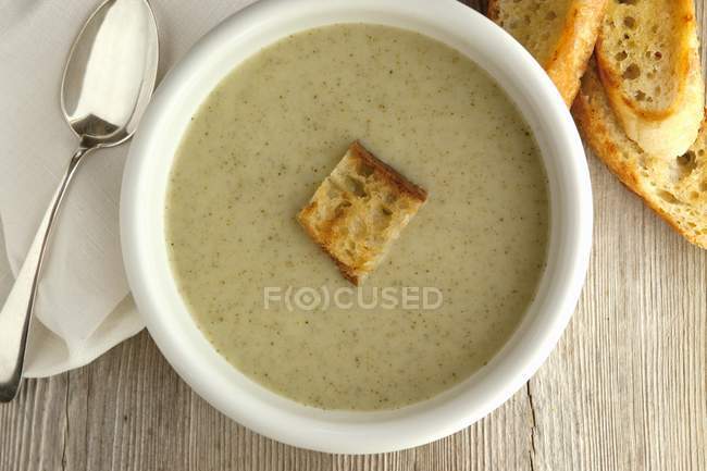 Крем-суп з брокколі з морозивом — стокове фото