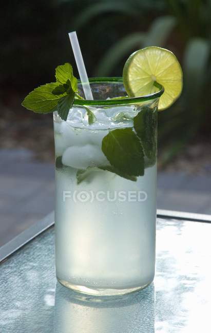 Cocktail com rum em vidro — Fotografia de Stock