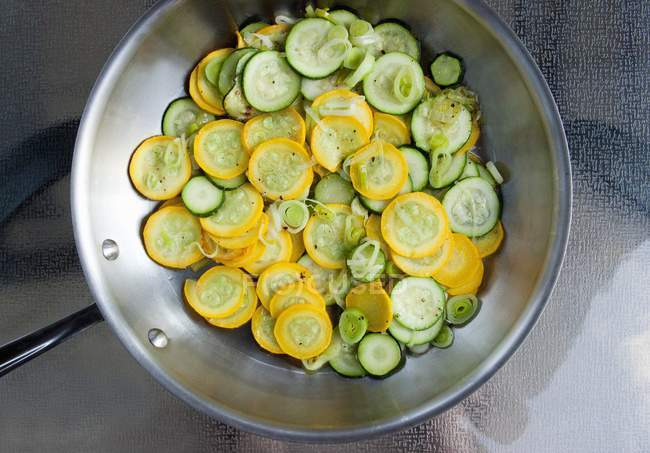 Zucchini und Lauch in Scheiben geschnitten — Stockfoto
