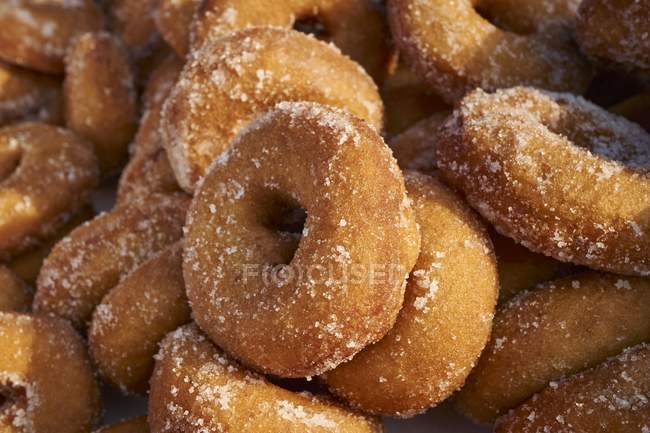 Pila de donas artesanales - foto de stock