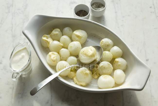 Cebollas de plata con mantequilla - foto de stock