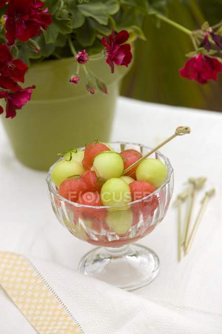 Vista close-up de várias bolas de melão em uma tigela de vidro — Fotografia de Stock
