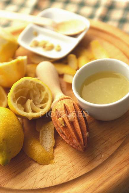 Limones y zumo de limón - foto de stock