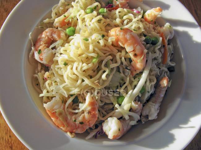 Noodles with prawns and peas — Stock Photo
