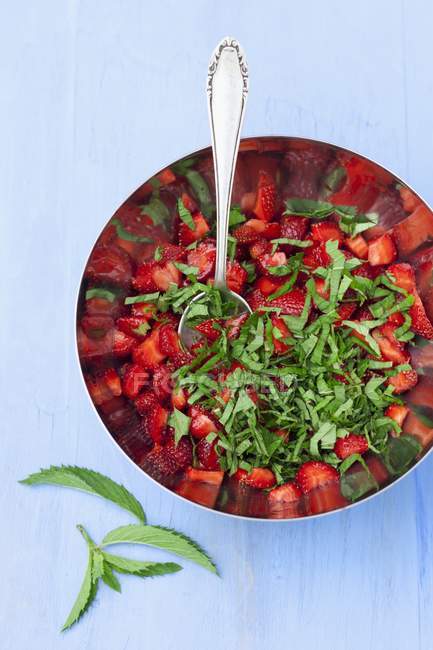Frische Erdbeeren mit Minzblättern — Stockfoto