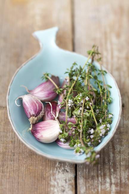 Garlic and flowering thyme — Stock Photo